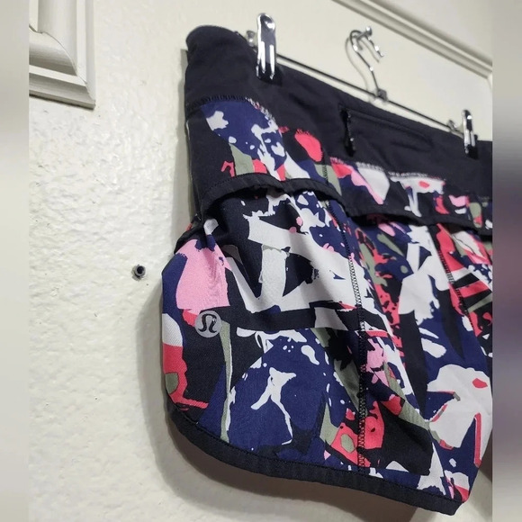 Lululemon Speed ShortPop Cut Boom Juice Multi/Black Size 6 Athletic Gym Running - Picture 4 of 5